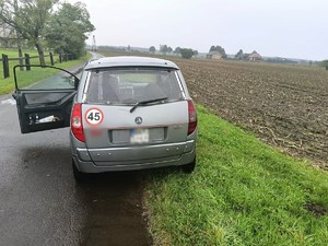 Zdjęcie przedstawia microcar podczas kontroli drogowej.