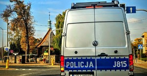 Zdjęcie przestawia policjantów kontrolujących cmentarz.