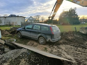 Zdjęcie przedstawia pojazd, który zawiesił się na kamieniu.