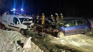 Zdjęcie przedstawia miejsce zdarzenia po wypadku drogowym.