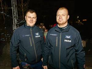 Zdjęcie przestawia policjantów w mundurach ochotniczej straży pożarnej.