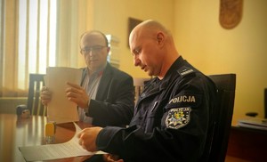 Zdjęcie przedstawia p.o. Komendanta Powiatowego Policji w Strzelcach Opolskich oraz Wójta Gminy Jemielnica.