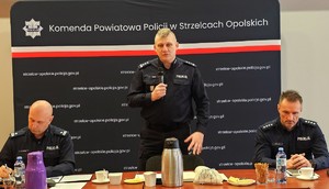 Zdjęcie przestawia policjantów oraz gości narady rocznej Komendy Powiatowej Policji w Strzelcach Opolskich.