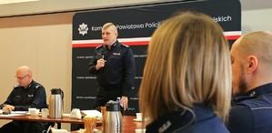 Zdjęcie przestawia policjantów oraz gości narady rocznej Komendy Powiatowej Policji w Strzelcach Opolskich.