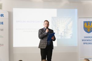Zdjęcie kolorowe przedstawia spotkanie profilaktyczne &quot;Opolski bezpieczny senior&quot;