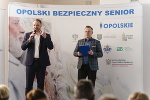 Zdjęcie kolorowe przedstawia spotkanie profilaktyczne &quot;Opolski bezpieczny senior&quot;