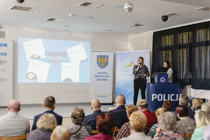 Zdjęcie kolorowe przedstawia spotkanie profilaktyczne &quot;Opolski bezpieczny senior&quot;