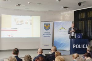 Zdjęcie kolorowe przedstawia spotkanie profilaktyczne &quot;Opolski bezpieczny senior&quot;