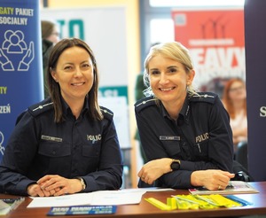 Zdjęcie kolorowe przedstawiające dwie policjantki.