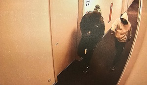 Zdj ecie kolorowe przedstawia dwóch mężczyzn.