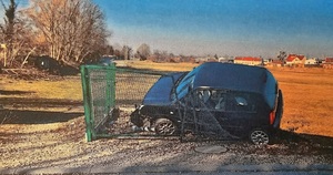 Zdjęcie przedstawia uszkodzony pojazd.