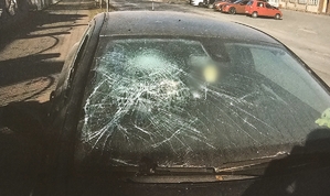 Zdjęcie przedstawia uszkodzony pojazd.