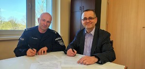 Zdjęcie kolorowe przedstawiające Komendanta Strzelec Opolskich oraz Burmistrza Kolonowskiego podczas podpisania porozumienia.