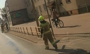 Zdjęcie kolorowe przedstawiające post. Magdalenę Stach podczas działań ratowniczych w Ochotniczej Straży Pożarnej.