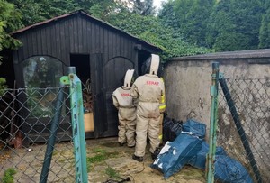 Zdjęcie kolorowe przedstawiające post. Magdalenę Stach podczas działań ratowniczych w Ochotniczej Straży Pożarnej.
