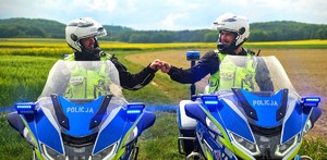 Zdjęcie kolorowe przedstawiające Policjantów na motocyklach.