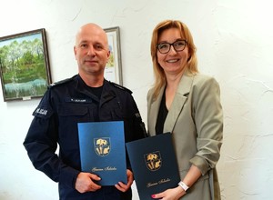 Zdjęcie kolorowe przedstawiające Komendanta Strzeleckiej Policji i Panią Wójt gminy Izbicko.