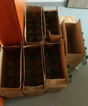 Zdjęcie kolorowe przestawiające zabezpieczane 60 butelek spirytusu bez akcyzy.
