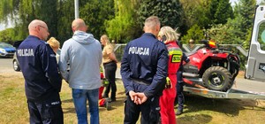 Zdjęcie kolorowe przedstawiające działania poszukiwawcze służb ratunkowych.
