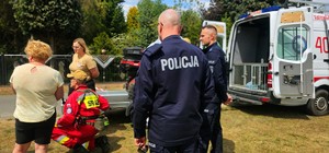Zdjęcie kolorowe przedstawiające działania poszukiwawcze służb ratunkowych.