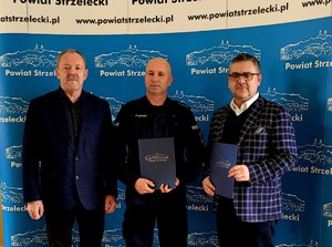 Zdjęcie kolorowe przestawiające Komendanta Powiatowego Policji w Strzelcach Opolskich wraz z włodarzami powiatu strzeleckiego.
