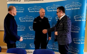 Zdjęcie kolorowe przestawiające Komendanta Powiatowego Policji w Strzelcach Opolskich wraz z włodarzami powiatu strzeleckiego.