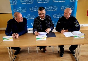Zdjęcie kolorowe przestawiające Komendanta Powiatowego Policji w Strzelcach Opolskich wraz z włodarzami powiatu strzeleckiego.