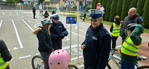 Zdjęcie kolorowe przedstawiające uczestników Wojewódzkiego Konkursu Ruchu Drogowego.