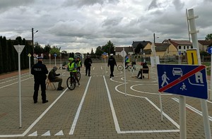 Zdjęcie kolorowe przedstawiające uczestników Wojewódzkiego Konkursu Ruchu Drogowego.