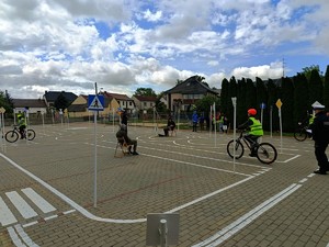 Zdjęcie kolorowe przedstawiające uczestników Wojewódzkiego Konkursu Ruchu Drogowego.
