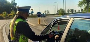 Zdjęcie kolorowe przedstawiające policjantkę wykonującą badanie trzeźwości.