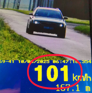 Zdjęcie kolorowe przedstawiające pomiar prędkości pojazdu Audi.