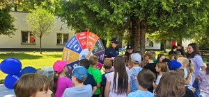 Zdjęcie kolorowe przedstawiające policjantkę i dzieci.