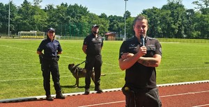 Zdjęcie kolorowe przedstawiające policjantkę i funkcjonariuszy Służby Więziennej.