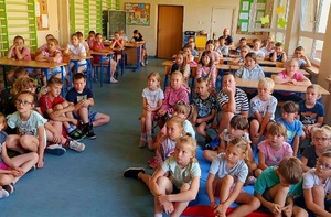 Zdjęcie kolorowe przedstawiające policjantów na spotkaniu z uczniami szkół.