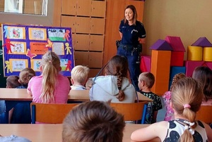 Zdjęcie kolorowe przedstawiające policjantów na spotkaniu z uczniami szkół.