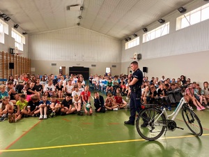 Zdjęcie kolorowe przedstawiające policjantów na spotkaniu z uczniami szkół.