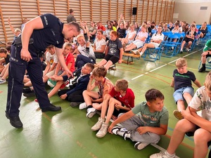 Zdjęcie kolorowe przedstawiające policjantów na spotkaniu z uczniami szkół.