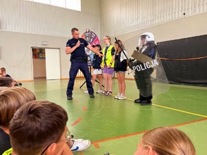 Zdjęcie kolorowe przedstawiające policjantów na spotkaniu z uczniami szkół.