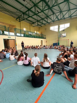 Zdjęcie kolorowe przedstawiające policjantów na spotkaniu z uczniami szkół.
