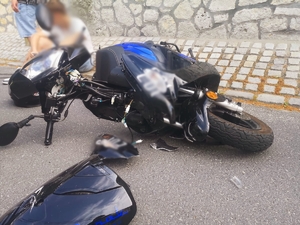 Zdjęcie kolorowe przedstawiające motorower junak.