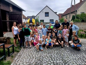 Zdjęcie kolorowe przedstawiające policjantów z dziećmi na spotkaniu edukacyjnym.