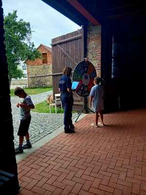Zdjęcie kolorowe przedstawiające policjantów z dziećmi na spotkaniu edukacyjnym.