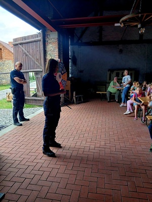 Zdjęcie kolorowe przedstawiające policjantów z dziećmi na spotkaniu edukacyjnym.