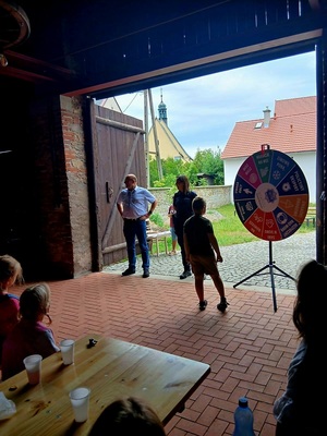 Zdjęcie kolorowe przedstawiające policjantów z dziećmi na spotkaniu edukacyjnym.
