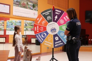 Zdjęcie kolorowe przedstawiające policjantów z dziećmi na spotkaniu w ramach programu "Kręci mnie bezpieczeństwo w lecie".