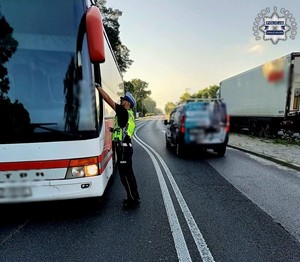 Zdjęcie kolorowe przedstawiające policjanta przeprowadzającego badanie trzeźwości.