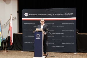 Zdjęcie kolorowe przedstawiające obchody Święta Policji w Strzelcach Opolskich.