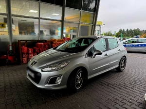 Zdjęcie kolorowe przedstawiające pojazd peugeot.