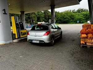Zdjęcie kolorowe przedstawiające pojazd peugeot.